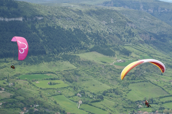 Parapente au dessus de Millau