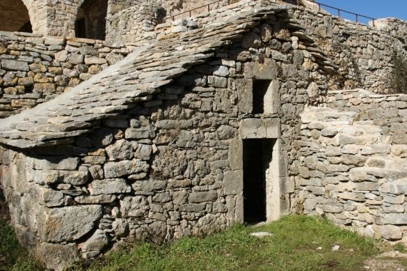 Roquesaltes sur le Causse Noir